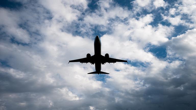 Ein Flugzeug landet bei stürmischem Wetter am Flughafen Hannover