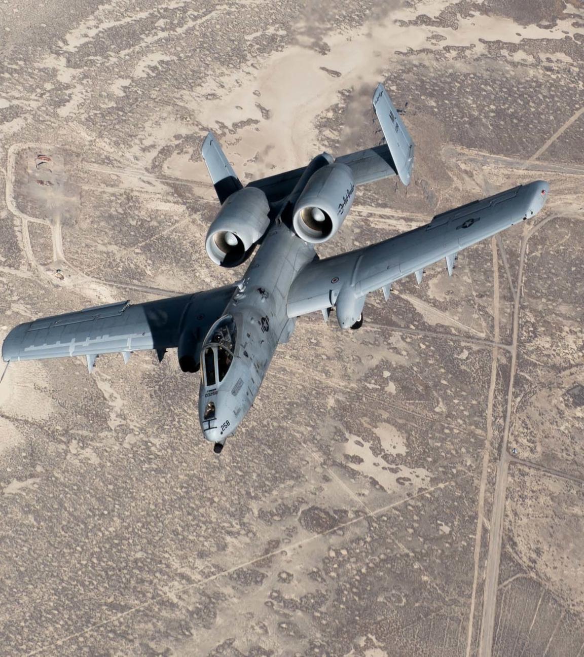 Eine A-10 Thunderbolt, auch bekannt als Warthog, fährt nach dem Tanken über Idaho am 25. November 2020 ab.