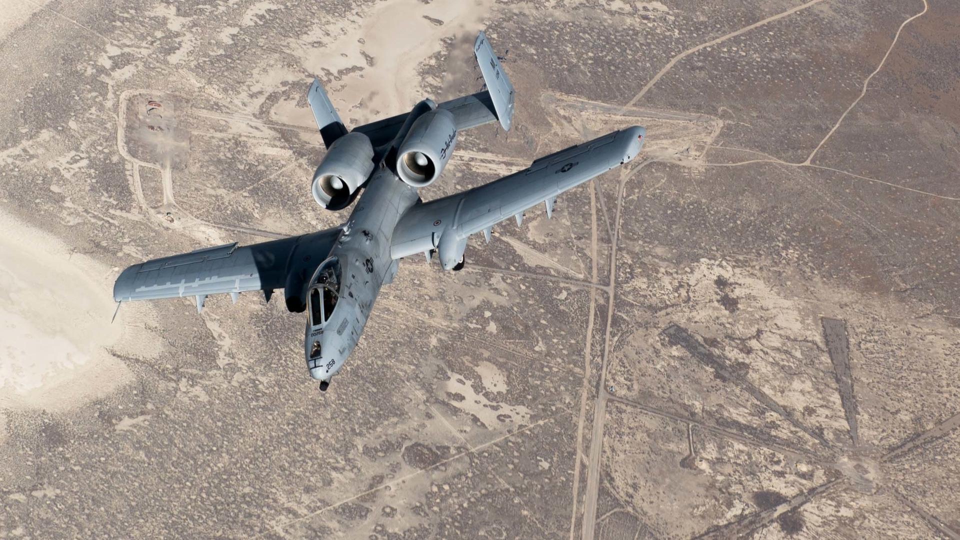 Eine A-10 Thunderbolt, auch bekannt als Warthog, fährt nach dem Tanken über Idaho am 25. November 2020 ab.