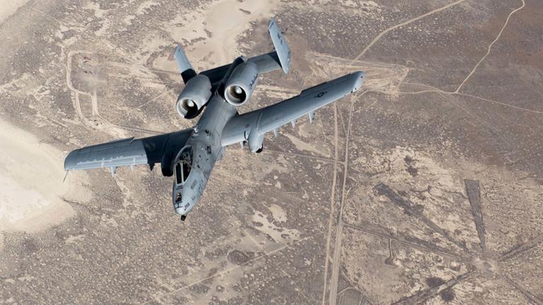 Eine A-10 Thunderbolt, auch bekannt als Warthog, fährt nach dem Tanken über Idaho am 25. November 2020 ab.