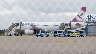 Flugzeug steht zur Abschiebungvon Flüchtlingen in den Irak bereit