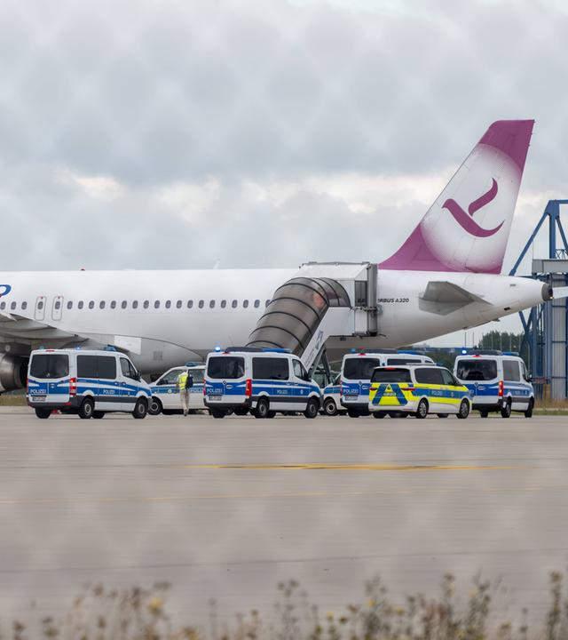 Flugzeug steht zur Abschiebungvon Flüchtlingen in den Irak bereit