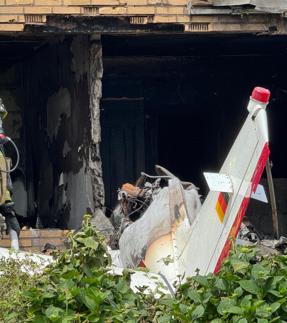 Ein Wohnhaus ist schwer beschädigt nachdem Absturz eines Kleinflugzeugs.