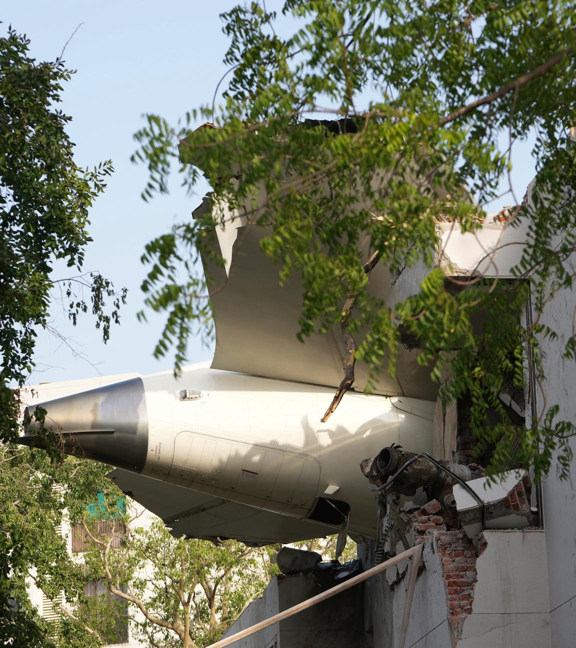 Die Trümmer eines Flugzeugs ragen aus einem Gebäude, nachdem es in der nordwestlichen Stadt Ahmedabad im indischen Bundesstaat Gujarat abgestürzt ist.