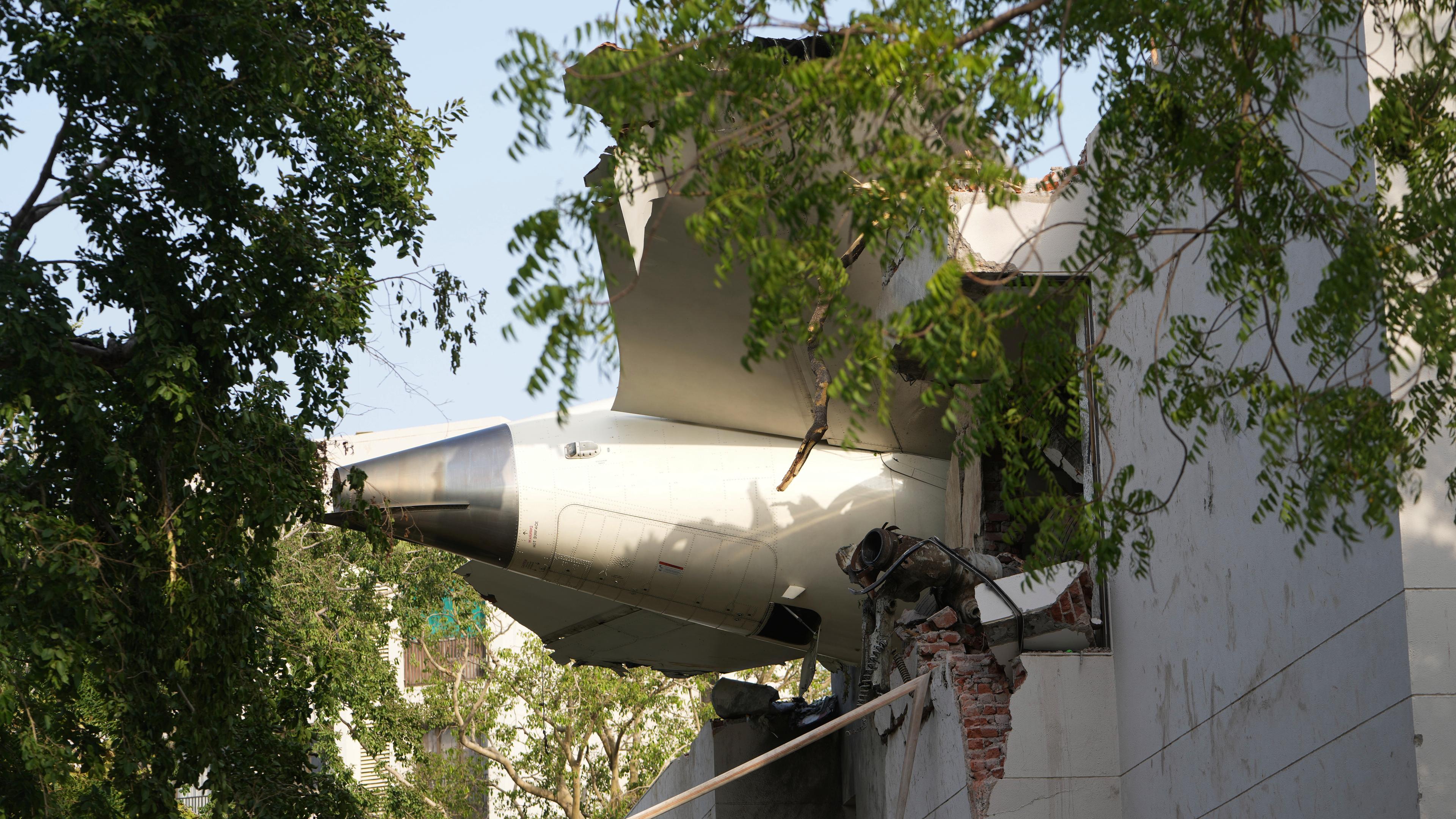 Die Trümmer eines Flugzeugs ragen aus einem Gebäude, nachdem es in der nordwestlichen Stadt Ahmedabad im indischen Bundesstaat Gujarat abgestürzt ist.