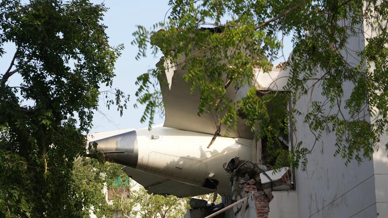 Die Trümmer eines Flugzeugs ragen aus einem Gebäude, nachdem es in der nordwestlichen Stadt Ahmedabad im indischen Bundesstaat Gujarat abgestürzt ist.