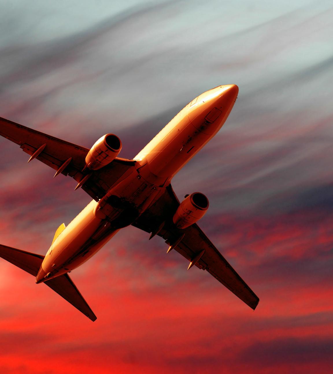 Flugzeug am Abendhimmel