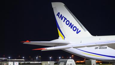Eine ukrainische Frachtmaschine vom Typ Antonow AN-124 steht auf dem Flughafen Leipzig/Halle.