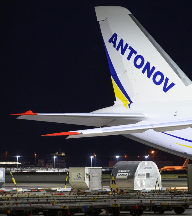 Eine ukrainische Frachtmaschine vom Typ Antonow AN-124 steht auf dem Flughafen Leipzig/Halle.