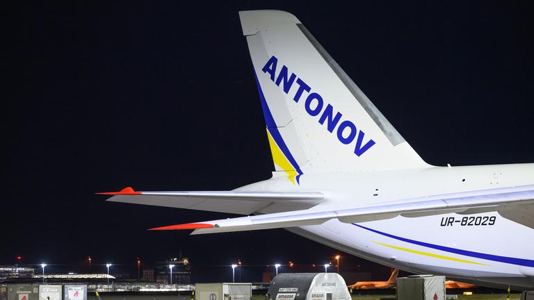 Eine ukrainische Frachtmaschine vom Typ Antonow AN-124 steht auf dem Flughafen Leipzig/Halle.