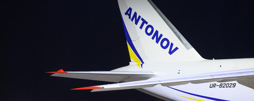 Eine ukrainische Frachtmaschine vom Typ Antonow AN-124 steht auf dem Flughafen Leipzig/Halle.