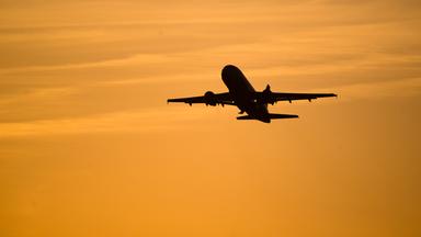 Flugzeug startet bei Sonnenaufgang