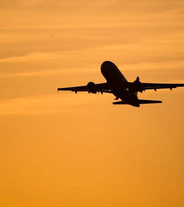 Flugzeug startet bei Sonnenaufgang
