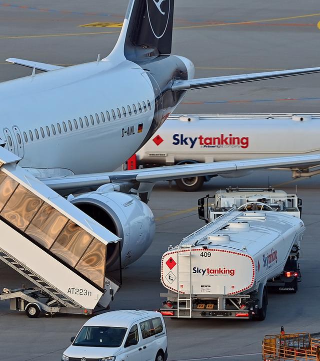 Ein Tankfahrzeug mit Kerosin neben einem Flugzeug 