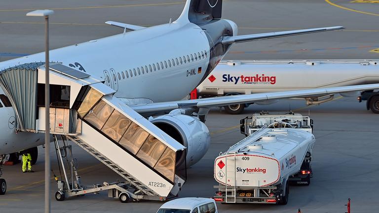 Ein Tankfahrzeug mit Kerosin neben einem Flugzeug am Flughafen München.