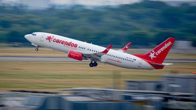 Ein Flugzeug startet auf einer Landebahn.