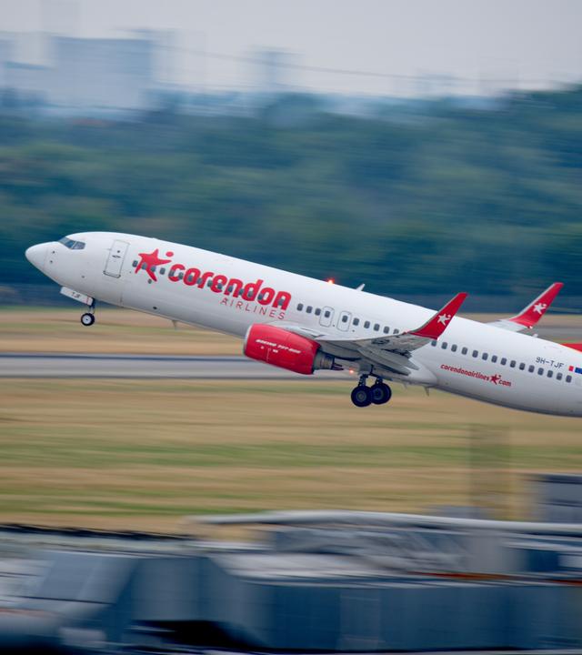 Ein Flugzeug startet auf einer Landebahn.