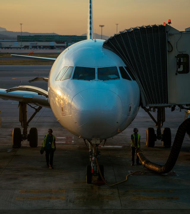 Ein Flugzeug auf der Startbahn des Flughafens.
