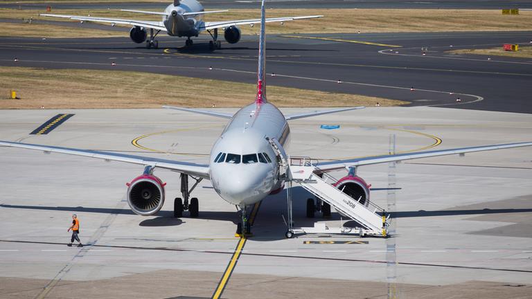 Nordrhein-Westfalen, Düsseldorf: Ein Flugzeug steht auf dem Flughafen Düsseldorf auf dem Vorfeld.