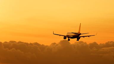 Flugzeug bei der Landung am Abend