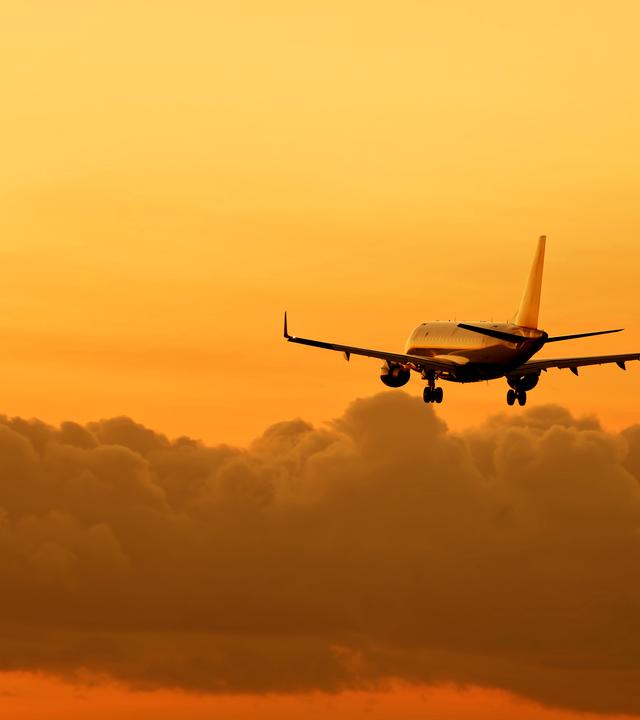 Flugzeug bei der Landung am Abend