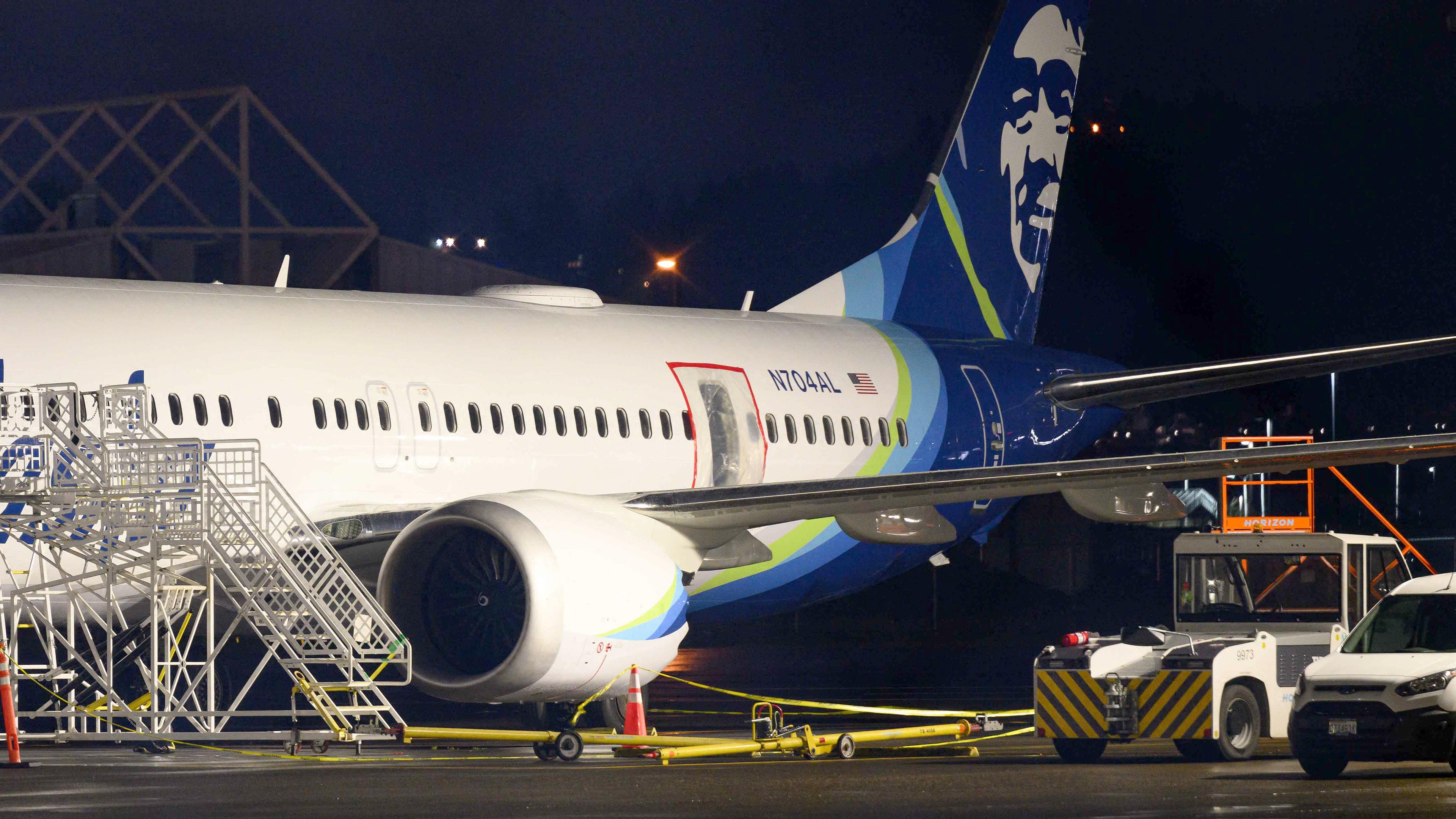 Eine Plastikfolie bedeckt einen Bereich des Rumpfes der Boeing 737 MAX 9 der Alaska Airlines N704AL