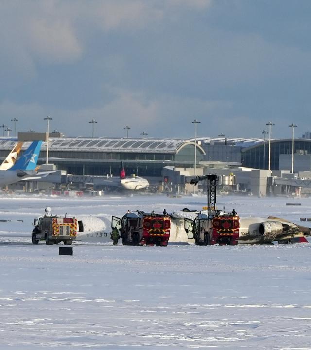 Verunglücktes Flugzeug auf vereister Landebahn
