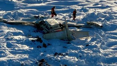 USA, West Alaska: Ein kleines Flugzeug, das im Westen Alaskas auf einem Flug in Richtung der Drehkreuzgemeinde Nome abgestürzt ist.