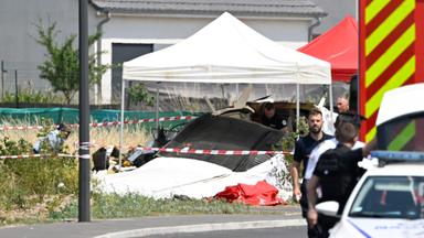 Sicherheitskräfte untersuchen das Wrack eines Flugzeugs vom Typ Pilatus PC-6, nachdem es am Stadtrand von Nancy im Osten Frankreichs abgestürzt war.