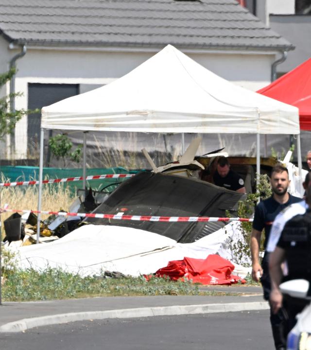 Sicherheitskräfte untersuchen das Wrack eines Flugzeugs vom Typ Pilatus PC-6, nachdem es am Stadtrand von Nancy im Osten Frankreichs abgestürzt war.