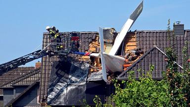 Ein Toter bei Flugzeugabsturz in Wohnhaus