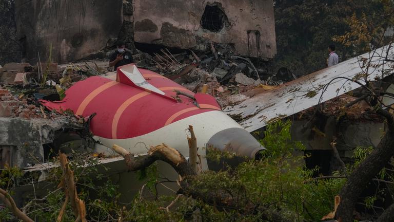 Teile eines Air India-Flugzeugs, das am Donnerstag abgestürzt ist, sind auf einem Gebäude in Ahmedabad, Indien, zu sehen.