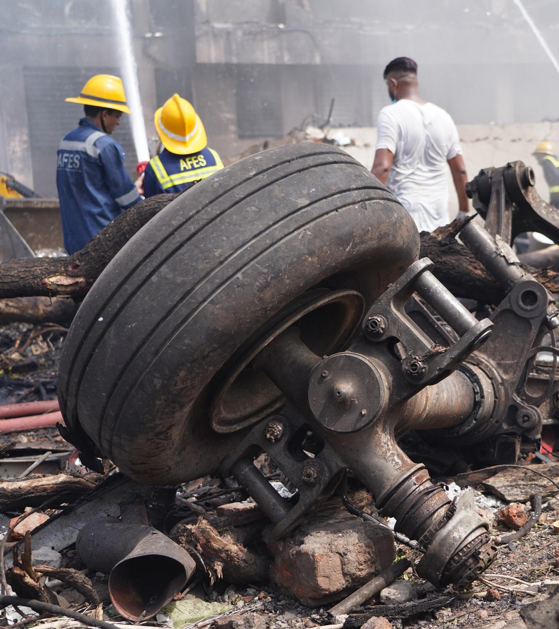 Trümmer an der Absturzstelle eines Flugzeugs in der Nähe des internationalen Flughafens Sardar Vallabhbhai Patel in Ahmedabad, Gujarat, Westindien, 12. Juni 2025.