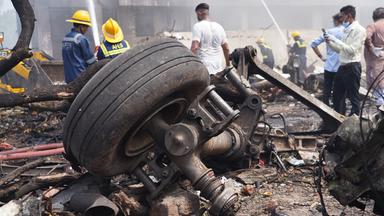Trümmer an der Absturzstelle eines Flugzeugs in der Nähe des internationalen Flughafens Sardar Vallabhbhai Patel in Ahmedabad, Gujarat, Westindien, 12. Juni 2025.