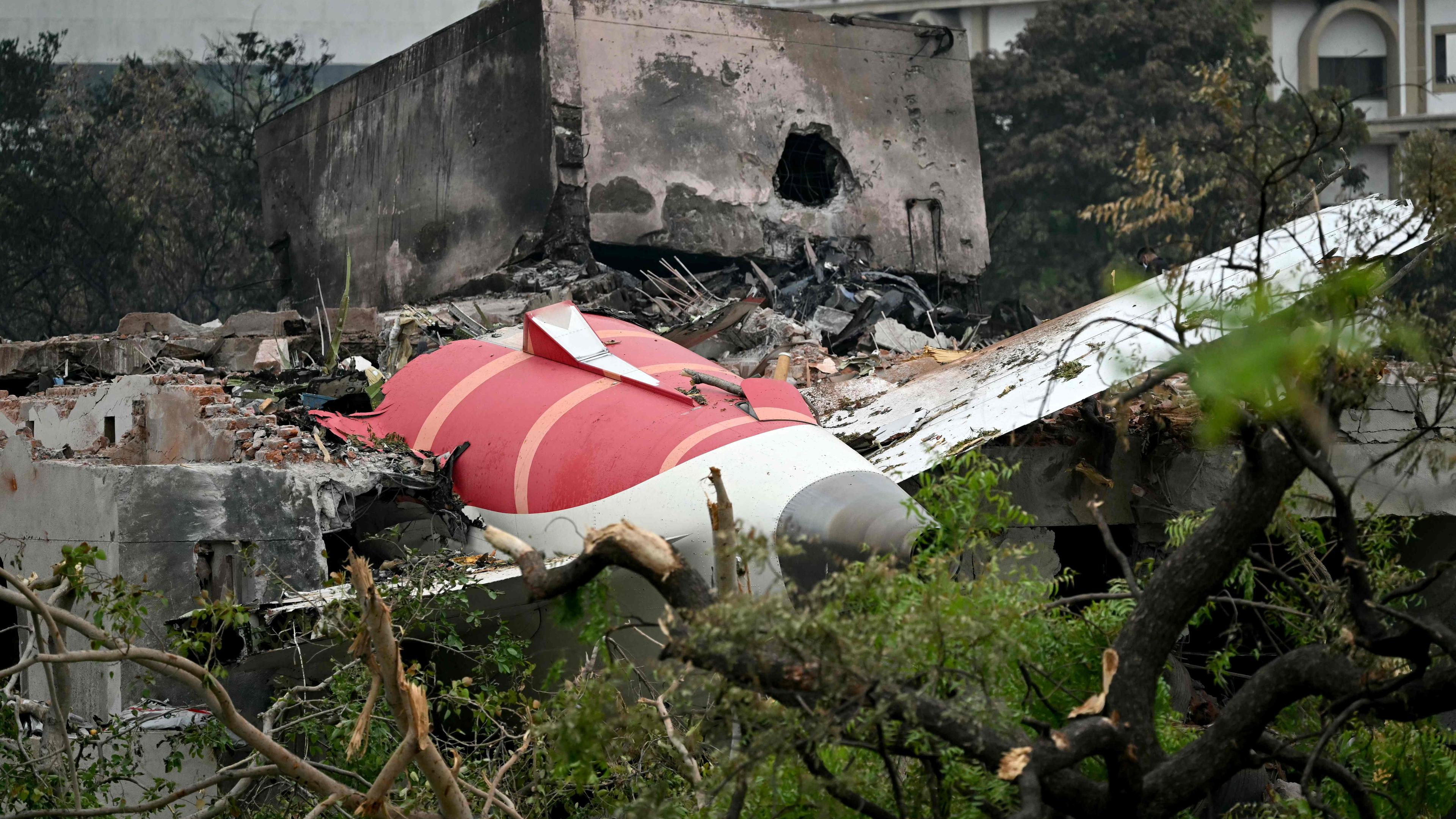 Trümmer des abgestürzten Flugzeuges liegen in einem Wohngebiet.