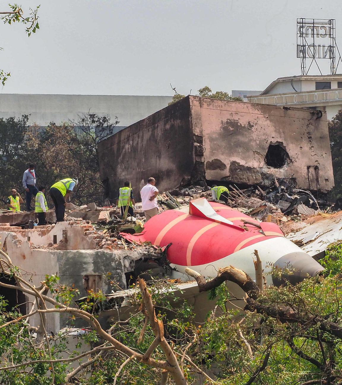 Ein Untersuchungsteam inspiziert das Wrack von Air India Flug 171 einen Tag nach dem Absturz in einem Wohngebiet in der Nähe des Flughafens in Ahmedabad am 13. Juni 2025. 