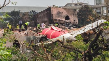 Ein Untersuchungsteam inspiziert das Wrack von Air India Flug 171 einen Tag nach dem Absturz in einem Wohngebiet in der Nähe des Flughafens in Ahmedabad am 13. Juni 2025. 