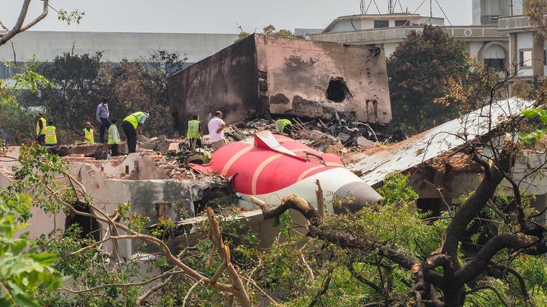 Ein Untersuchungsteam inspiziert das Wrack von Air India Flug 171 einen Tag nach dem Absturz in einem Wohngebiet in der Nähe des Flughafens in Ahmedabad am 13. Juni 2025. 