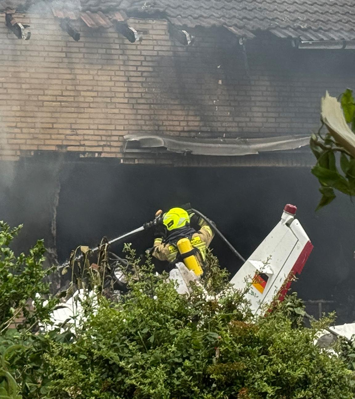 Die Feuerwehr arbeitet an der Absturzstelle, nachdem ein Flugzeug am 31.05.2025 in ein Wohnhaus in Korschenbroich gestürzt ist