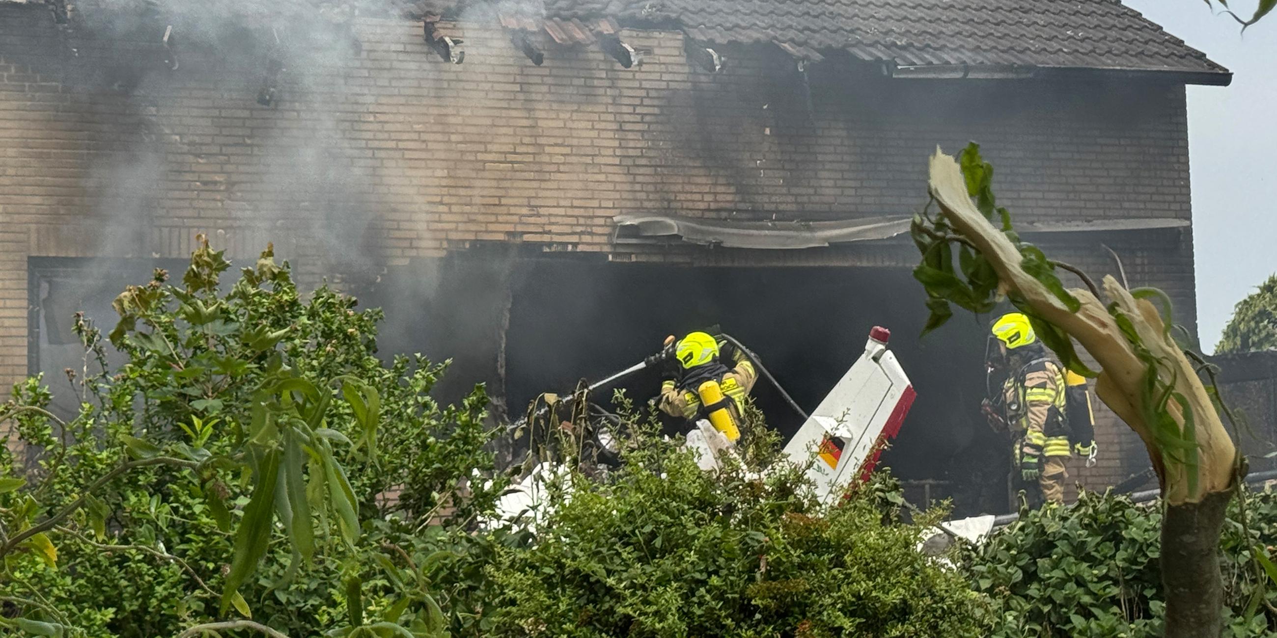Die Feuerwehr arbeitet an der Absturzstelle, nachdem ein Flugzeug am 31.05.2025 in ein Wohnhaus in Korschenbroich gestürzt ist