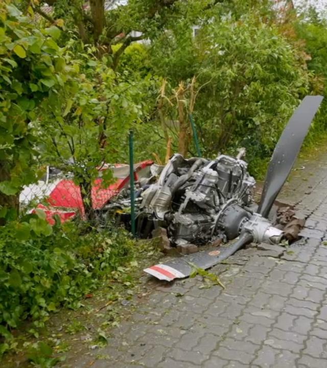Trümmerteile des Kleinflugzeuges liegen im Wohngebiet.