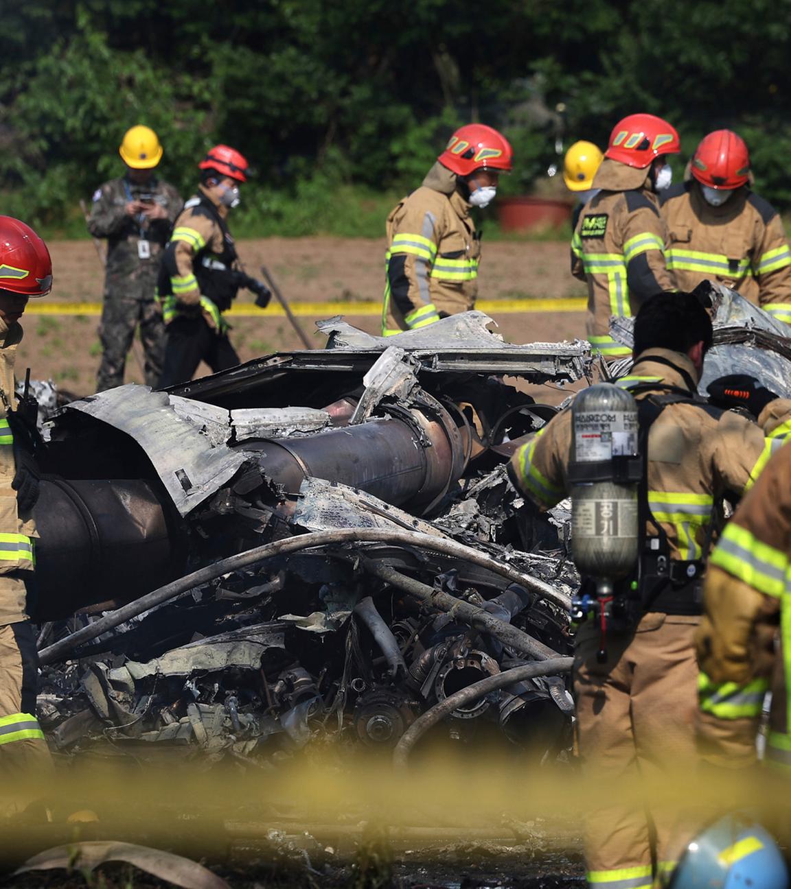 Feuerwehrleute und angehörige des Militärs an der Absturzstelle des verunglückten Militärflugzeugs am 29.05.2025.