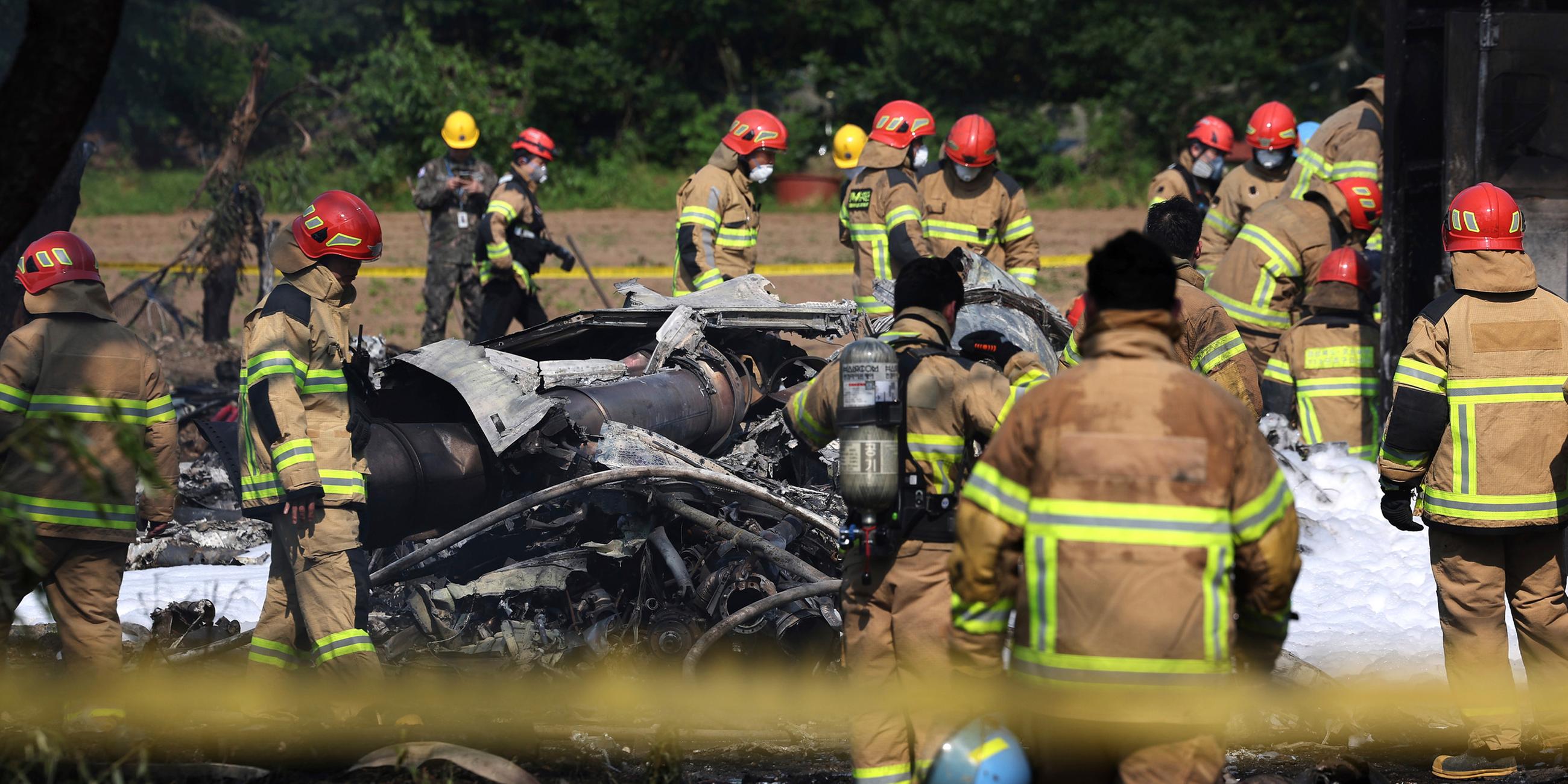 Feuerwehrleute und angehörige des Militärs an der Absturzstelle des verunglückten Militärflugzeugs am 29.05.2025.