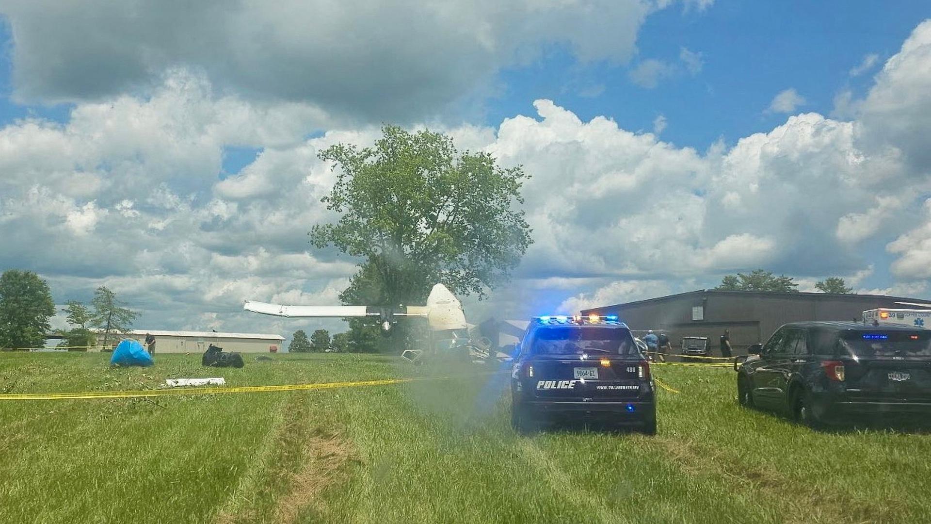Polizeiautos am Ort eines Flugzeugabsturzes auf der Old Shelbyville Road in Tullahoma, Tennessee.