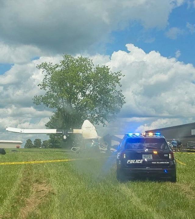 Polizeiautos am Ort eines Flugzeugabsturzes auf der Old Shelbyville Road in Tullahoma, Tennessee.