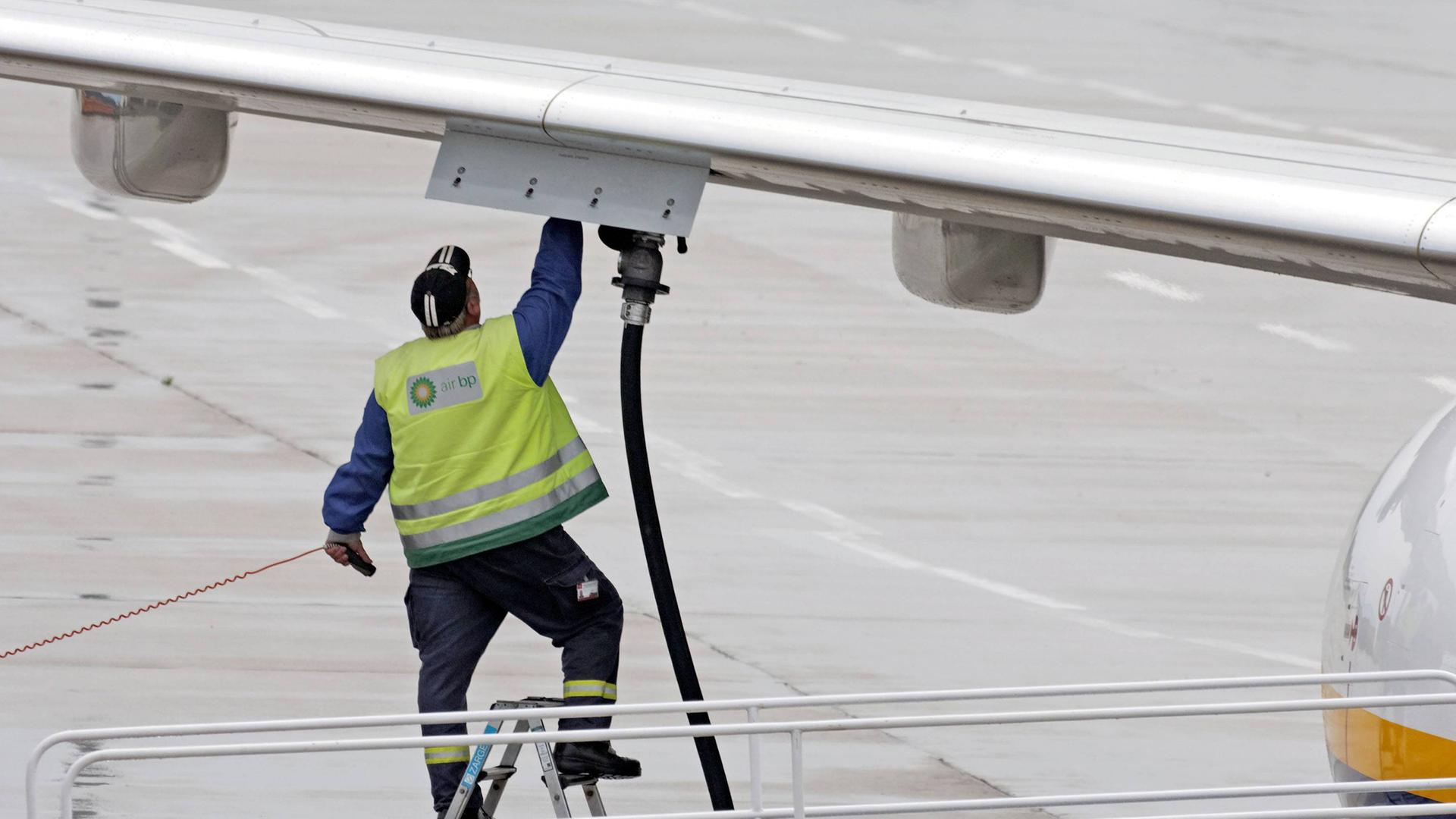 Ein Flugzeug des Typs Boeing 737 wird bedankt. (Archiv)