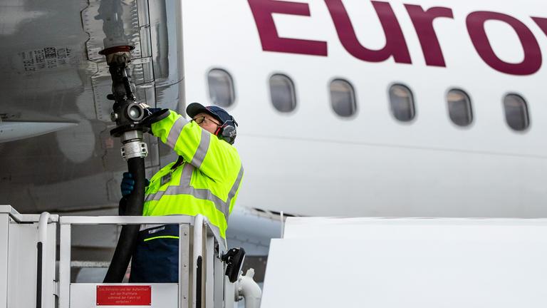 Ein Flugzeug vom Typ Airbus A320 der Fluggesellschaft Eurowings wird am Flughafen Stuttgart mit Kerosin vom Typ Jet A-1 betankt. (Archiv)