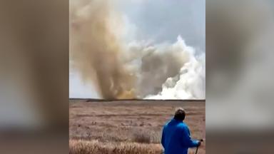 Dieses aus einem Video entnommene Standbild zeigt eine Rauchwolke, die nahe der Mountain Home Air Force Base in Idaho, USA, aufsteigt – jenem Ort, an dem am 17.05.2026, bei einer Flugschau zwei Jets der Marine kollidierten. 