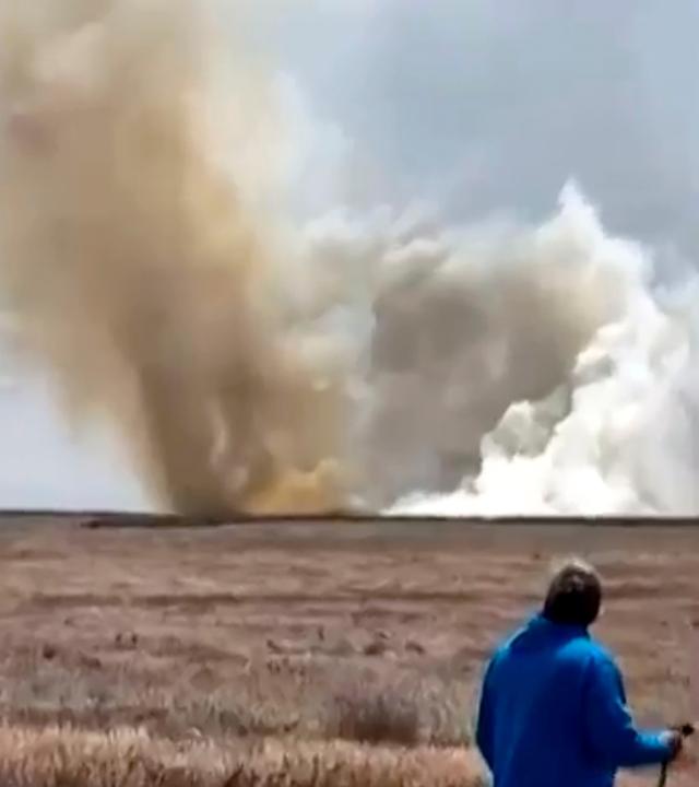 Dieses aus einem Video entnommene Standbild zeigt eine Rauchwolke, die nahe der Mountain Home Air Force Base in Idaho, USA, aufsteigt – jenem Ort, an dem am 17.05.2026, bei einer Flugschau zwei Jets der Marine kollidierten. 
