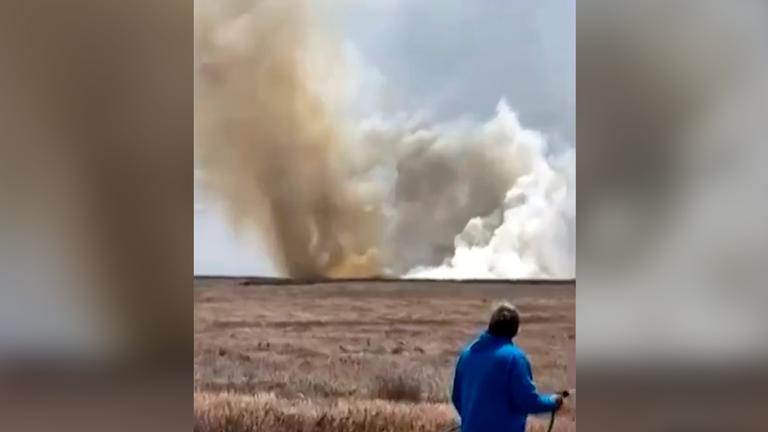 Dieses aus einem Video entnommene Standbild zeigt eine Rauchwolke, die nahe der Mountain Home Air Force Base in Idaho, USA, aufsteigt – jenem Ort, an dem am 17.05.2026, bei einer Flugschau zwei Jets der Marine kollidierten. 